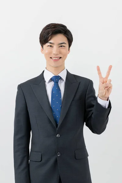 Usmívající Asijský Muž Zaměstnanec Prsty Ukazující Čísla — Stock fotografie