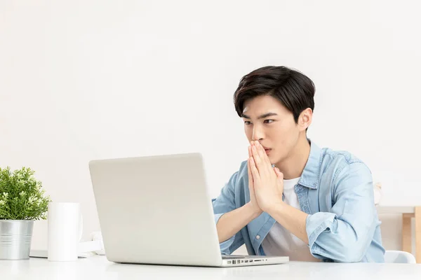 Bonito Jovem Asiático Candidato Emprego Verificação Resultado Através Laptop — Fotografia de Stock