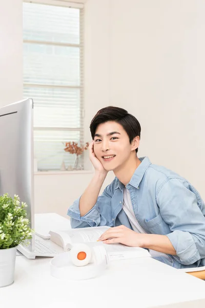 Asiatische Junge Mann Hause Glücklich Arbeit Computer — Stockfoto