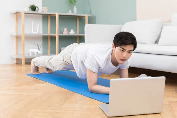 Asiatischer Junger Mann Hause Beim Yoga — Stockfoto
