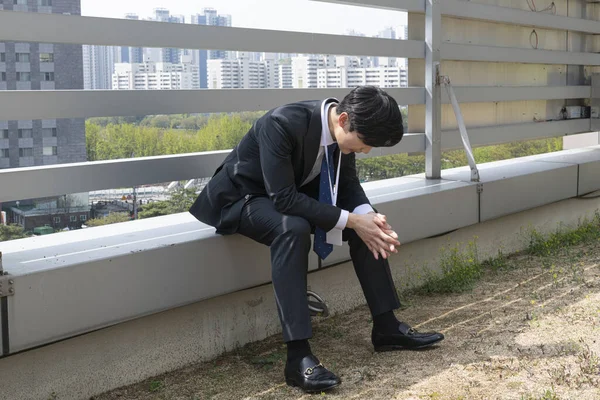 年轻的亚洲英俊的男性雇员休息 工作压力大 — 图库照片