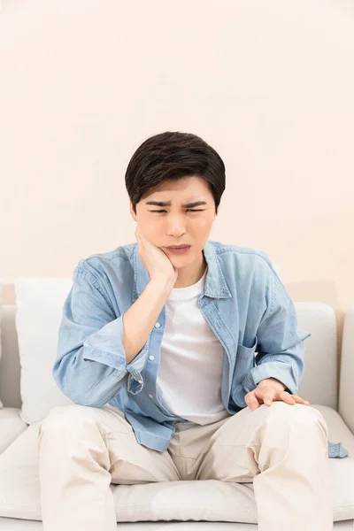 Aziatische Jongeman Thuis Met Tand Pijn — Stockfoto