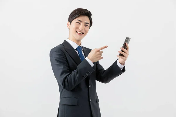 Homem Asiático Empresário Rindo Smartphone — Fotografia de Stock