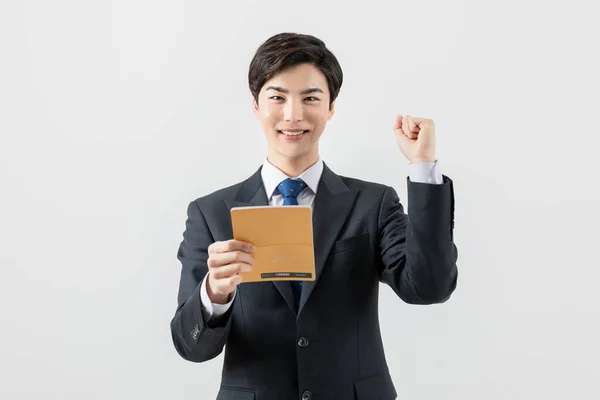 Feliz Asiático Homem Verificando Seu Saldo Banco Livro — Fotografia de Stock