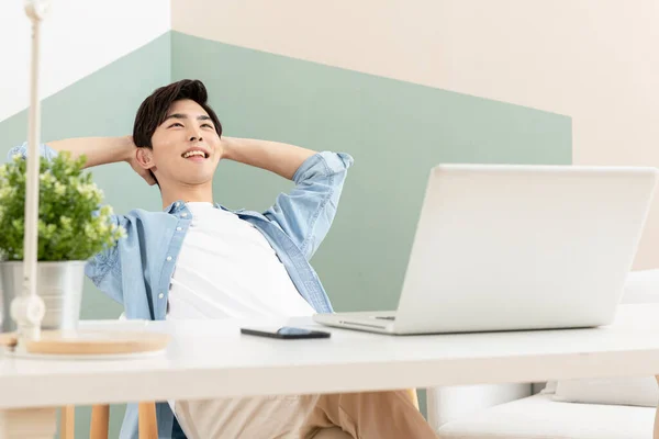 Jong Aziatisch Knap Man Glimlachen Met Behulp Van Laptop — Stockfoto