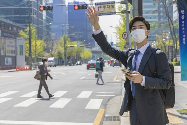 Asiático Joven Hombre Con Máscara Captura Taxi — Foto de Stock