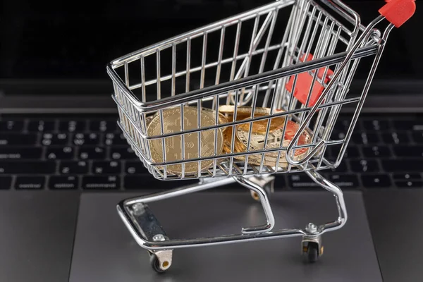 Winkelwagen Miniatuur Met Bitcoin Laptop Cryptogeld Concept — Stockfoto