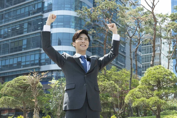 Feliz Jovem Asiático Bonito Empregado Homem Sucesso Realização Conceito — Fotografia de Stock