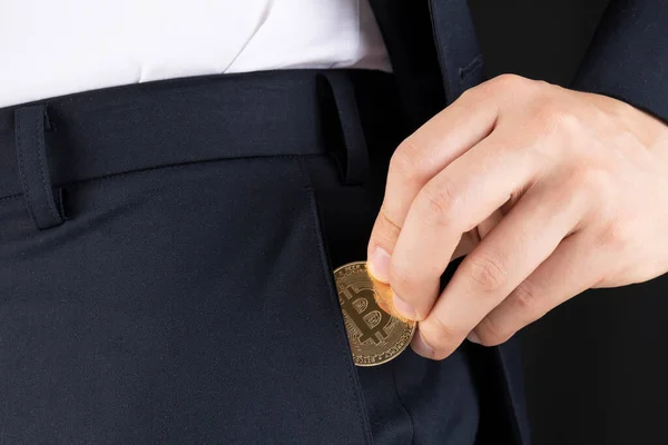 Mężczyzna Biorąc Bitcoin Kieszeni Spodni Garnitur — Zdjęcie stockowe