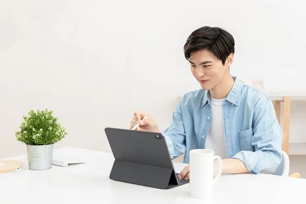 Aziatische Jongeman Met Behulp Van Tablet Apparaat Digitale Pen — Stockfoto