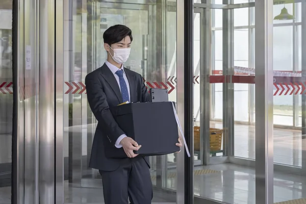 Asian Man Employee Mask Leaving Office Box Due Lay Covid — Stok fotoğraf