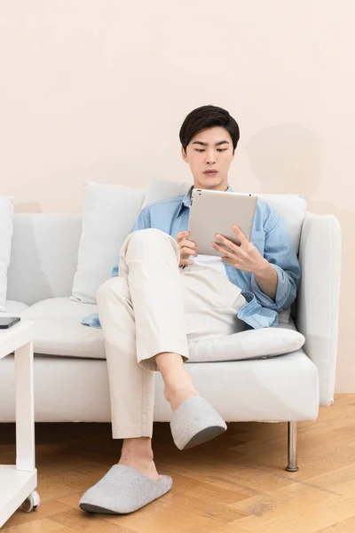 Asiatico Giovane Uomo Casa Utilizzando Tablet — Foto Stock