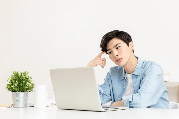 Jong Aziatisch Knap Man Leed Zorg Met Behulp Van Laptop — Stockfoto