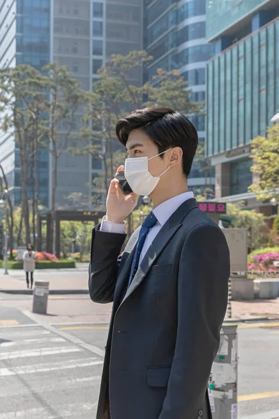 Asian Man Employee Mask Talking Smartphone — Stok fotoğraf