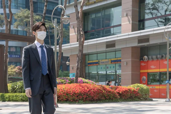 Asian Man Employee Mask Walking — Stok fotoğraf