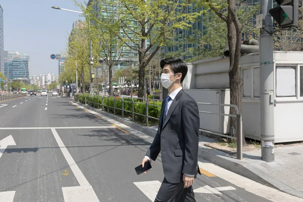 Asiático Joven Con Máscara Cruzando Camino Paso Peatones — Foto de Stock