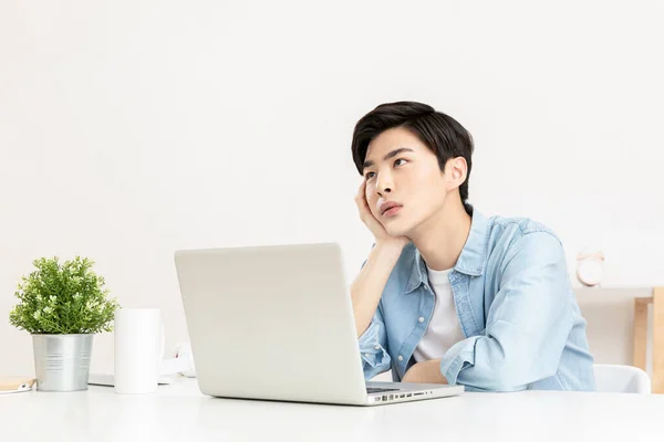 Entediado Jovem Bonito Asiático Usando Laptop — Fotografia de Stock