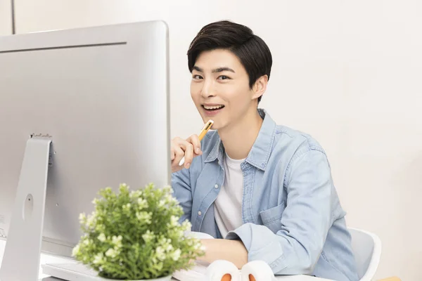 Asiatisk Ung Man Hemma Glad Att Arbeta Med Dator — Stockfoto