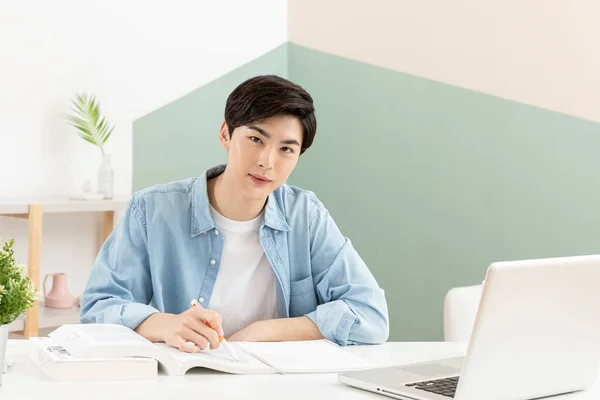 Untact Online Onderwijs Aziatische Man College Student Studeren Met Laptop — Stockfoto