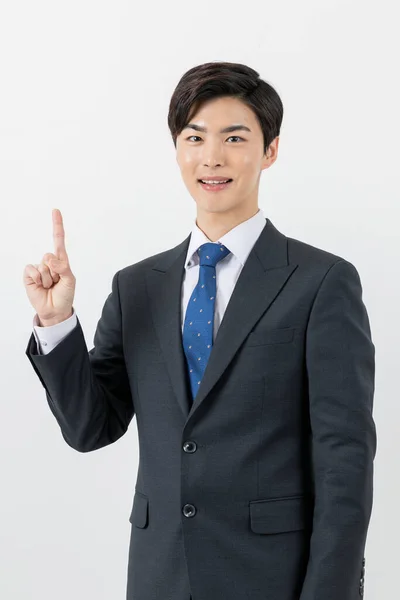 Sonriente Asiático Hombre Empleado Con Dedos Mostrando Números — Foto de Stock
