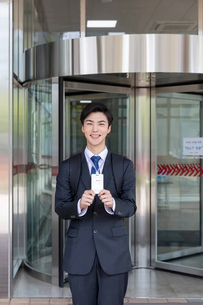 Nieuw Aangeworven Aziatische Man Werknemer Met Bedrijf Kaart — Stockfoto