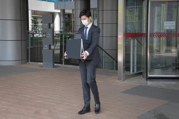 Asian Man Employee Mask Leaving Office Box Due Lay Covid — Stok fotoğraf