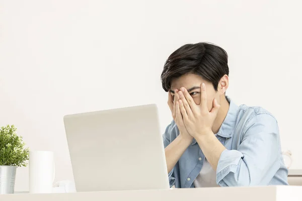 Junge Asiatische Schöner Mann Überprüfung Test Job Ergebnis Mit Laptop — Stockfoto