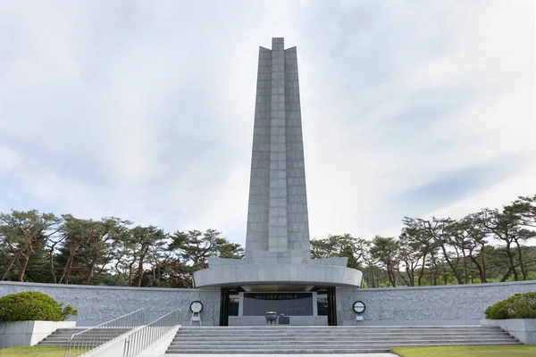 묘지에 추모탑 — 스톡 사진