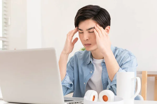 Asiatischer Junger Mann Arbeitet Müde Computer — Stockfoto