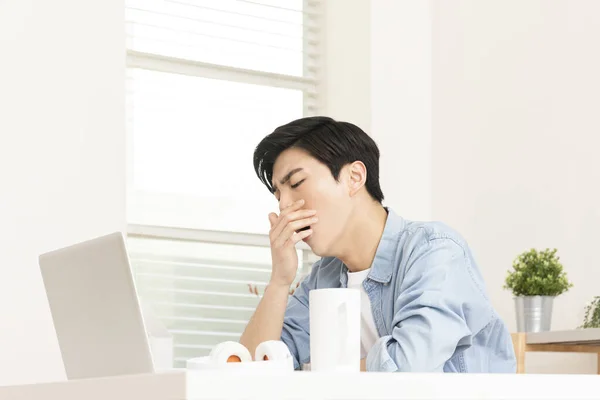 アジアの若者ホーム疲れ仕事上のコンピュータ — ストック写真