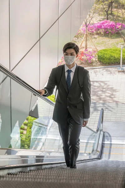 Hombre Asiático Empleado Con Máscara Montando Ascensor — Foto de Stock