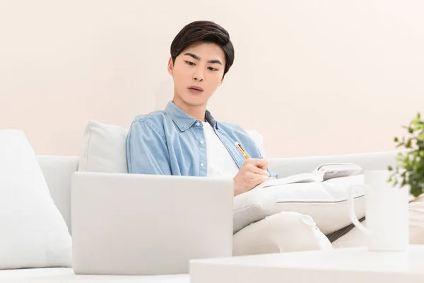 Asiático Jovem Casa Trabalhando Com Laptop — Fotografia de Stock