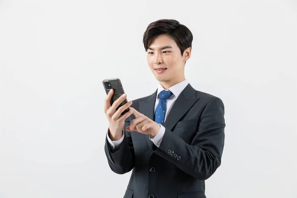 Asiático Homem Negócios Empregado Verificando Smartphone — Fotografia de Stock