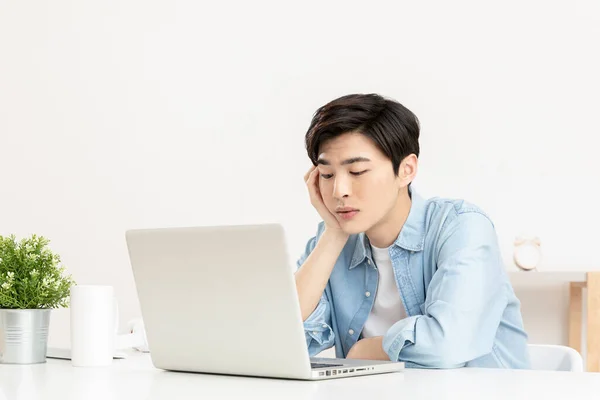 Suspirando Jovem Bonito Asiático Usando Laptop — Fotografia de Stock