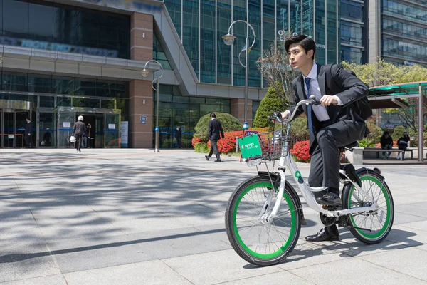 Animado Alegre Asiático Guapo Hombre Yendo Trabajar Con Bicicleta — Foto de Stock