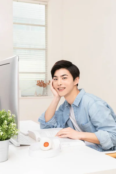 Junger Asiatischer Koreaner Konzentriert Sich Auf Computermonitor — Stockfoto