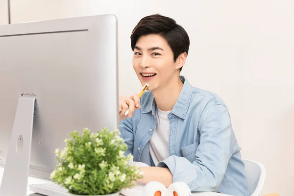 Genç Asyalı Adam Bilgisayar Ekranına Gülümsüyor — Stok fotoğraf