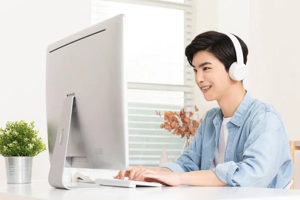 Jovem Asiático Homem Sorrindo Computador Monitor — Fotografia de Stock