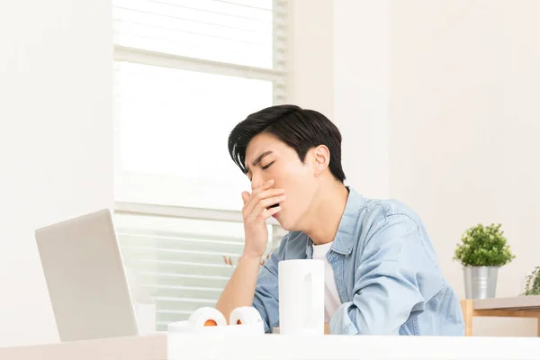 Genç Asyalı Adam Dizüstü Bilgisayarın Önünde Esniyor Aşırı Çalışma Kavramı — Stok fotoğraf