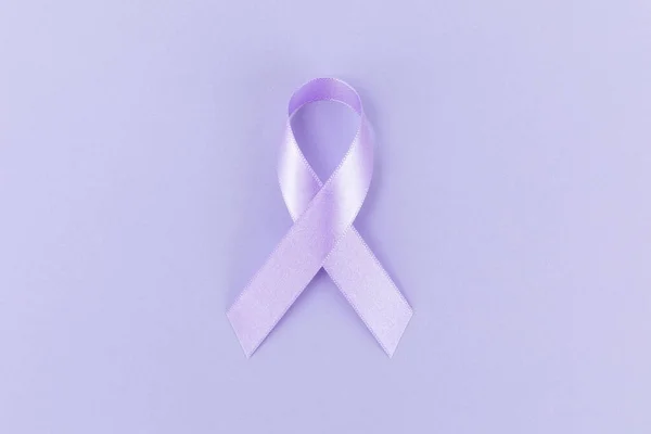 紫色背景的紫色缎带 — 图库照片