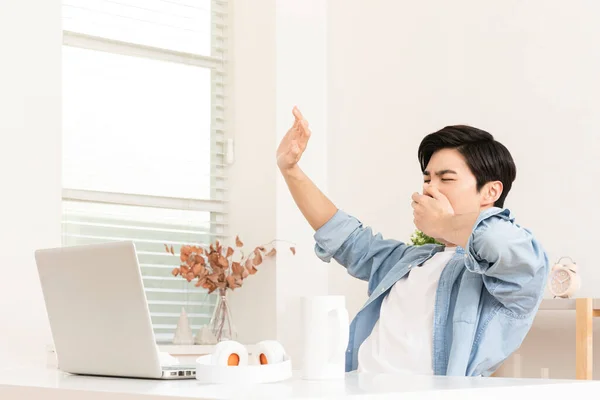 Junger Asiate Gähnt Vor Laptop Überarbeitungskonzept — Stockfoto