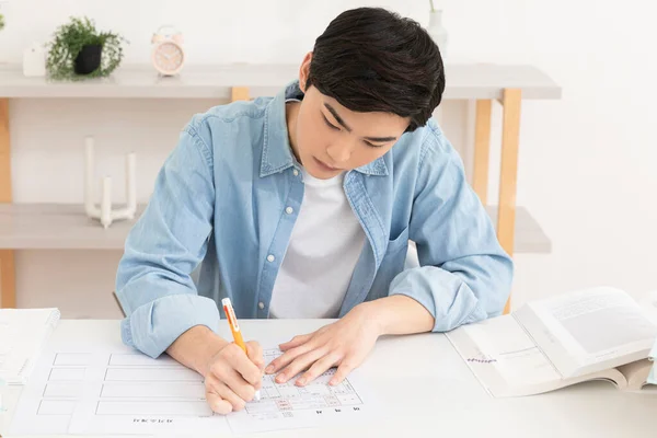 Asiático Jovem Masculino Escrita Currículo Pedido Emprego — Fotografia de Stock