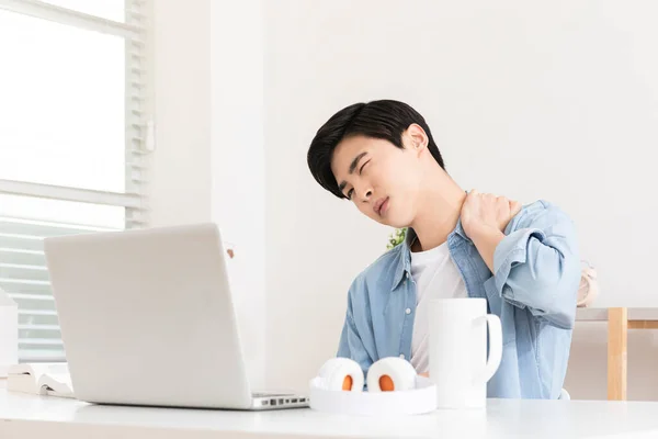 肩膀疼痛的亚洲人 在笔记本电脑前 — 图库照片