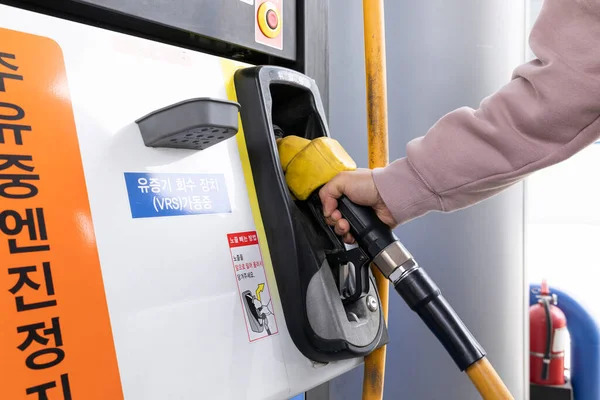 Ugello Del Carburante Mano Presso Distributore Benzina — Foto Stock