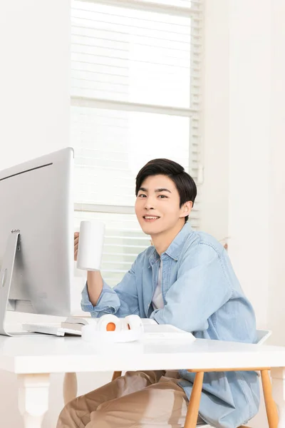 Jovem Asiático Homem Sorrindo Computador Monitor — Fotografia de Stock