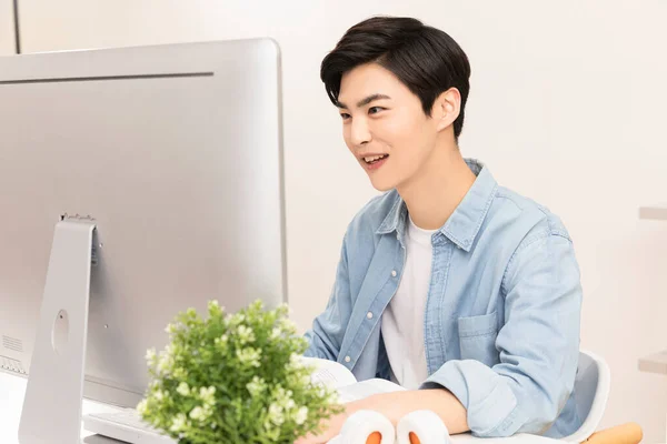 Ung Asiatisk Koreansk Man Fokuserad Datorskärm — Stockfoto