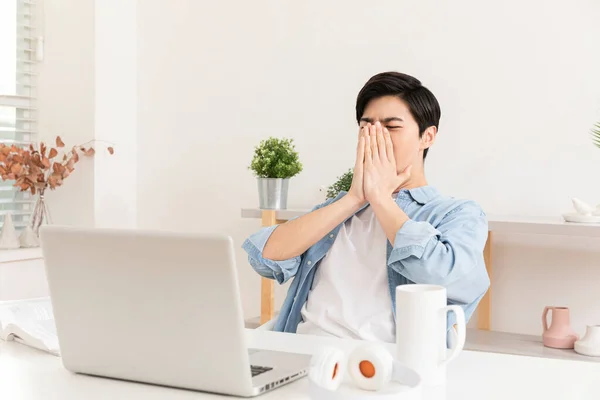 Jong Aziatisch Man Geeuwen Voor Laptop Overwerk Concept — Stockfoto