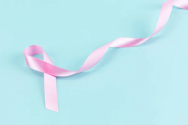 薄荷色背景上的粉红缎带 — 图库照片
