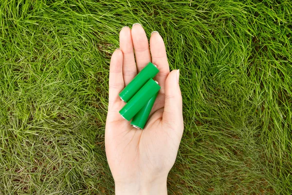 Baterai Eco Hijau Pada Dua Tangan Latar Belakang Rumput — Stok Foto