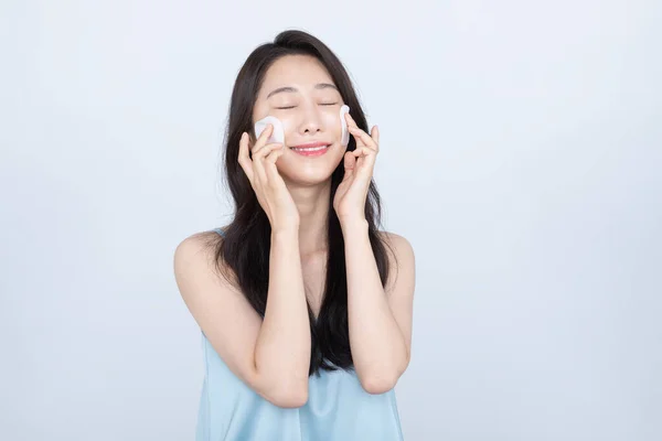 Sommer Hautpflege Schöne Asiatin Mit Toner Pads Gesicht — Stockfoto